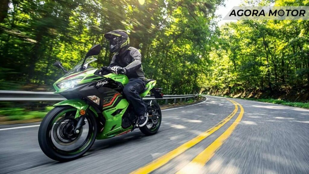 Foto de uma Kawasaki Ninja 400 2023