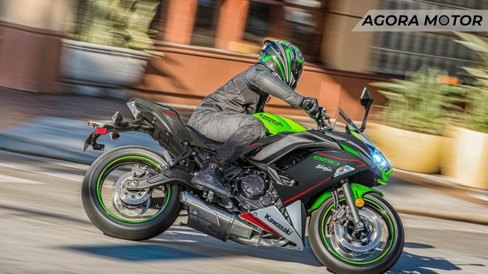 Foto de uma Kawasaki Ninja 650 KRT 2023