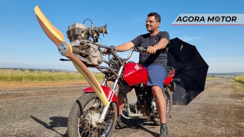 Foto de uma moto com hélice, professor pardal