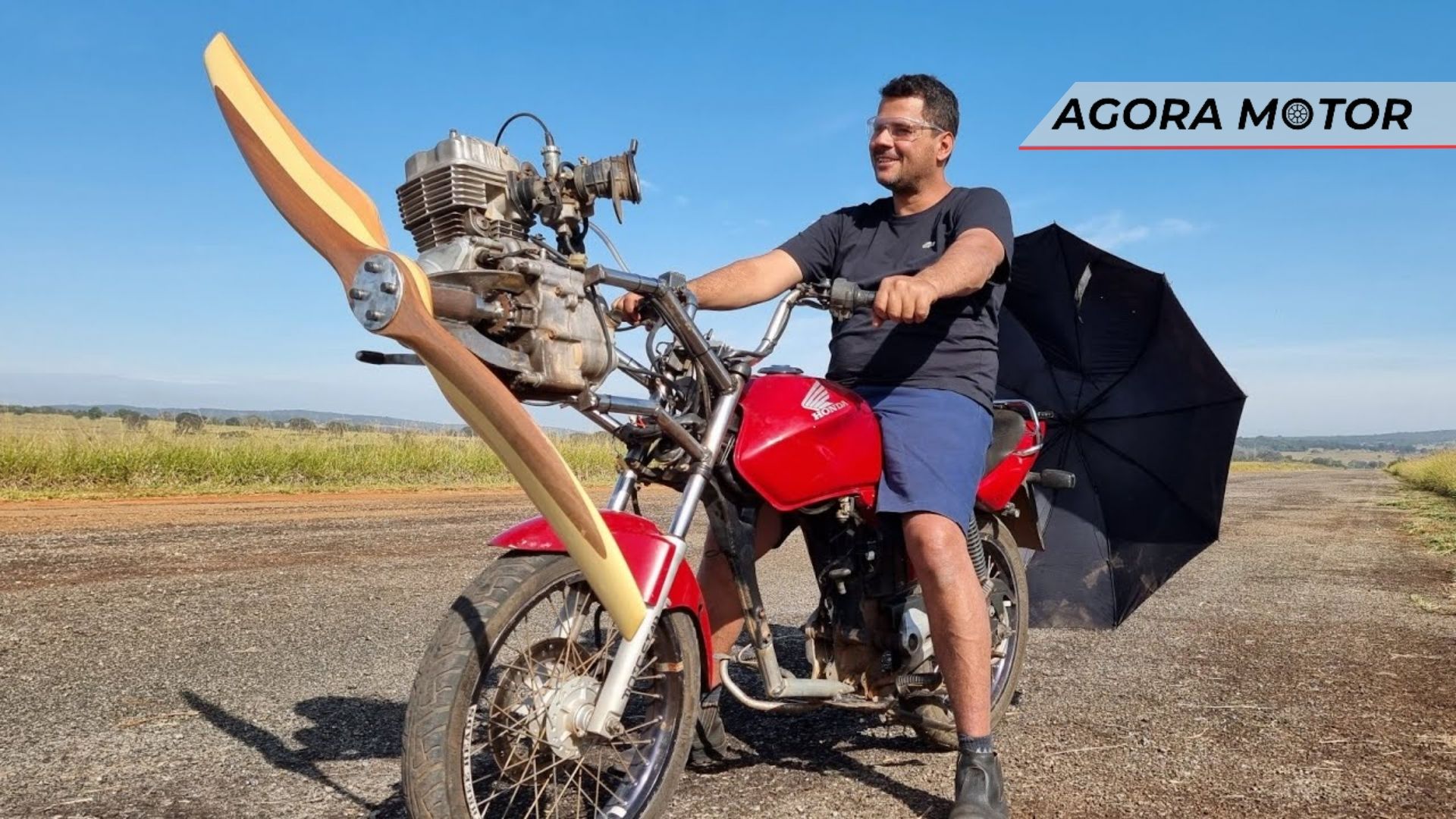 Foto de uma moto com hélice, professor pardal