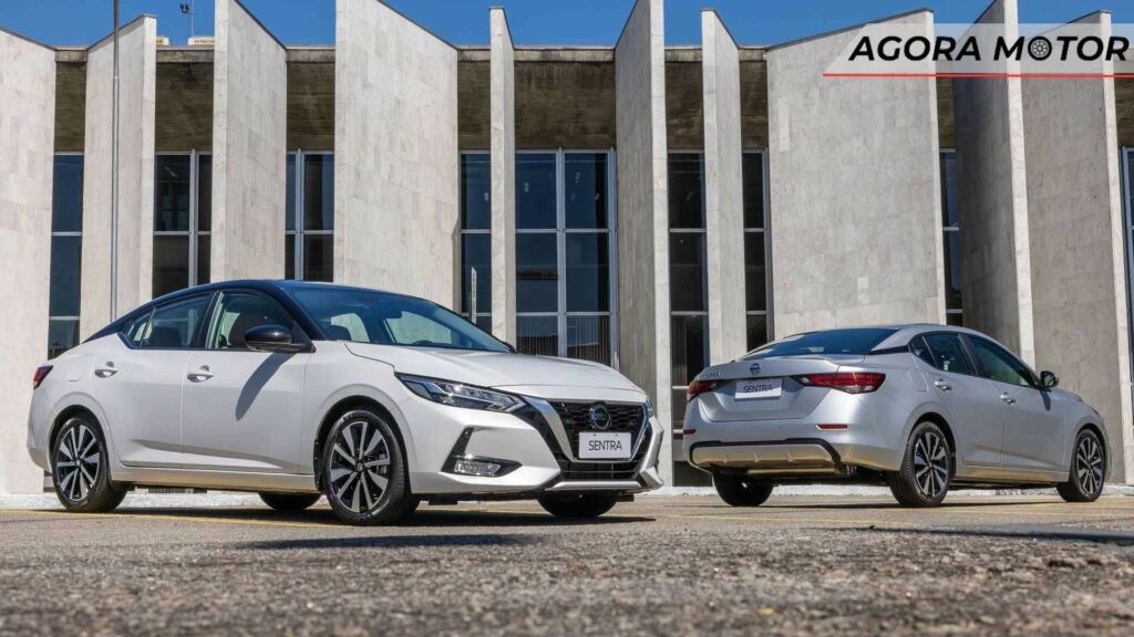Foto de dois Nissan Sentra 2023