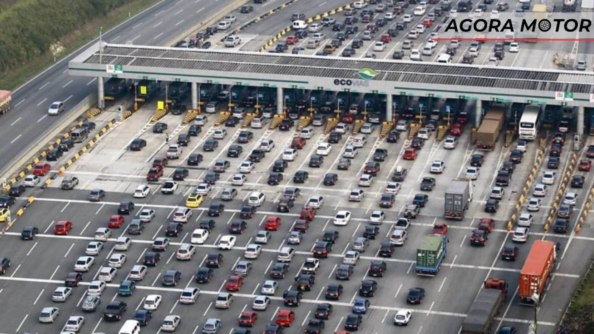 Foto de carros indo pagar pedágio