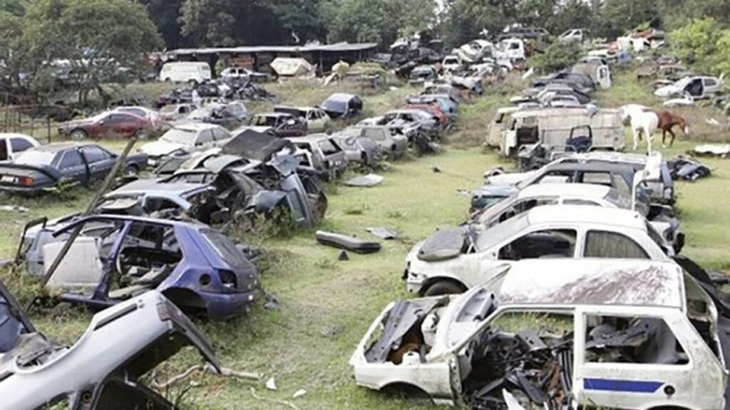 Pátio cheio com prisão e adulteração de veículos