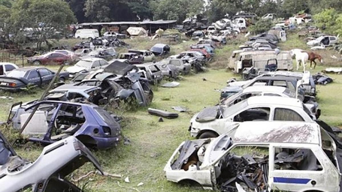 Pátio cheio com prisão e adulteração de veículos