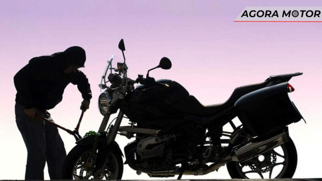 Foto de uma moto sendo roubada SP