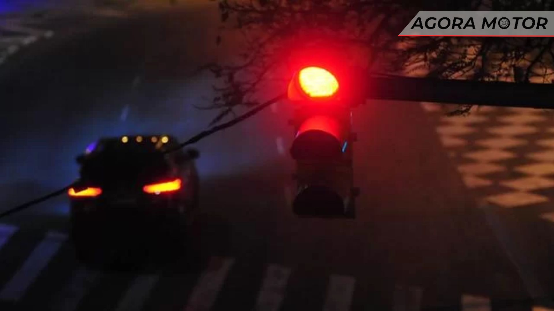 Carro passando no sinal vermelho