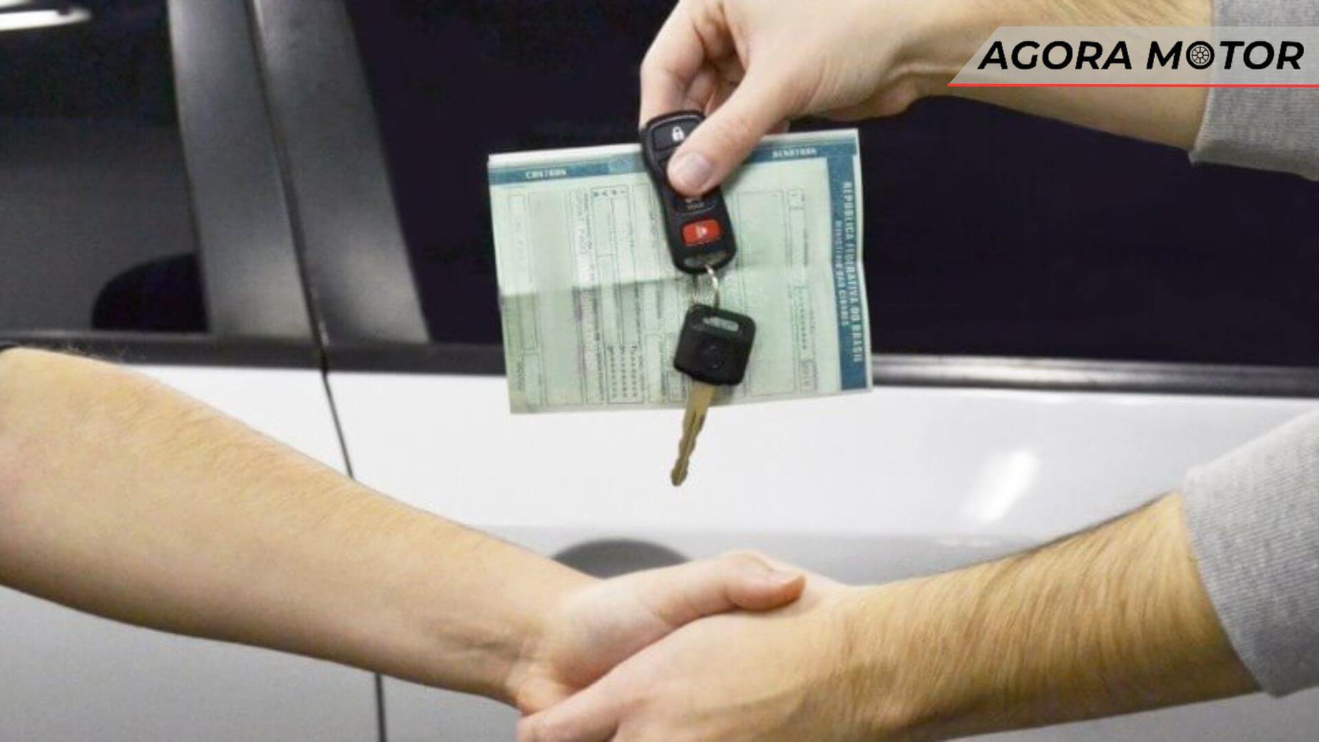 Foto de uma pessoa que está a transferir um veículo.