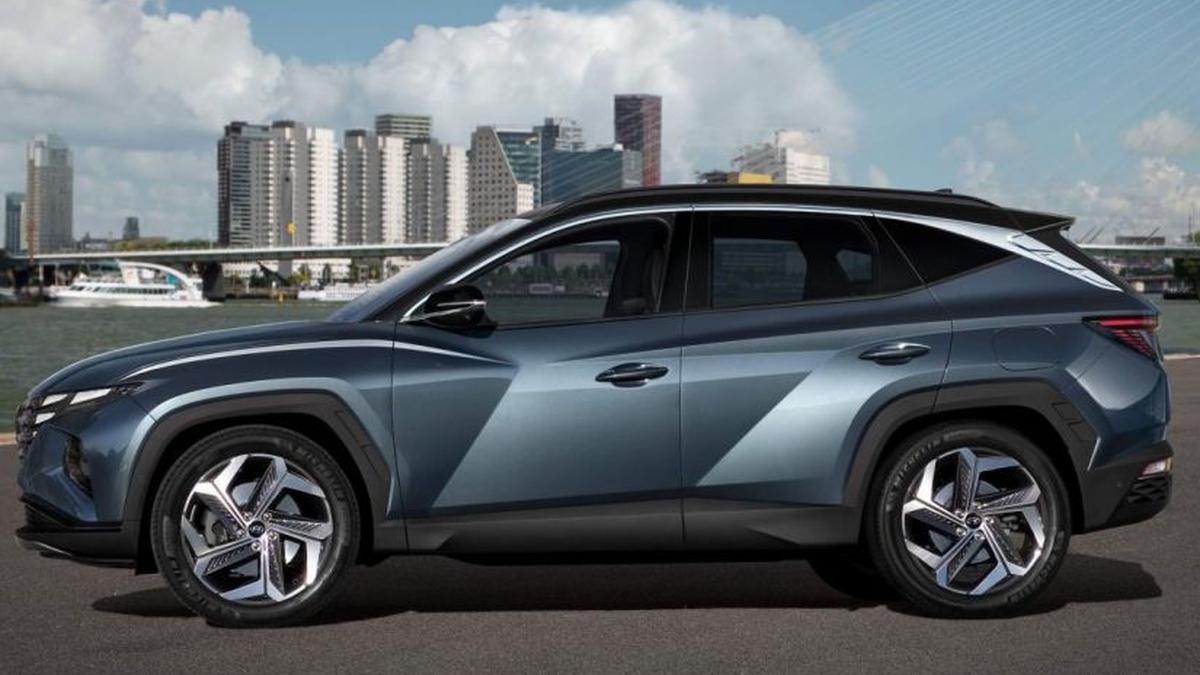 Tucson 2023 de lado, na cor cinza