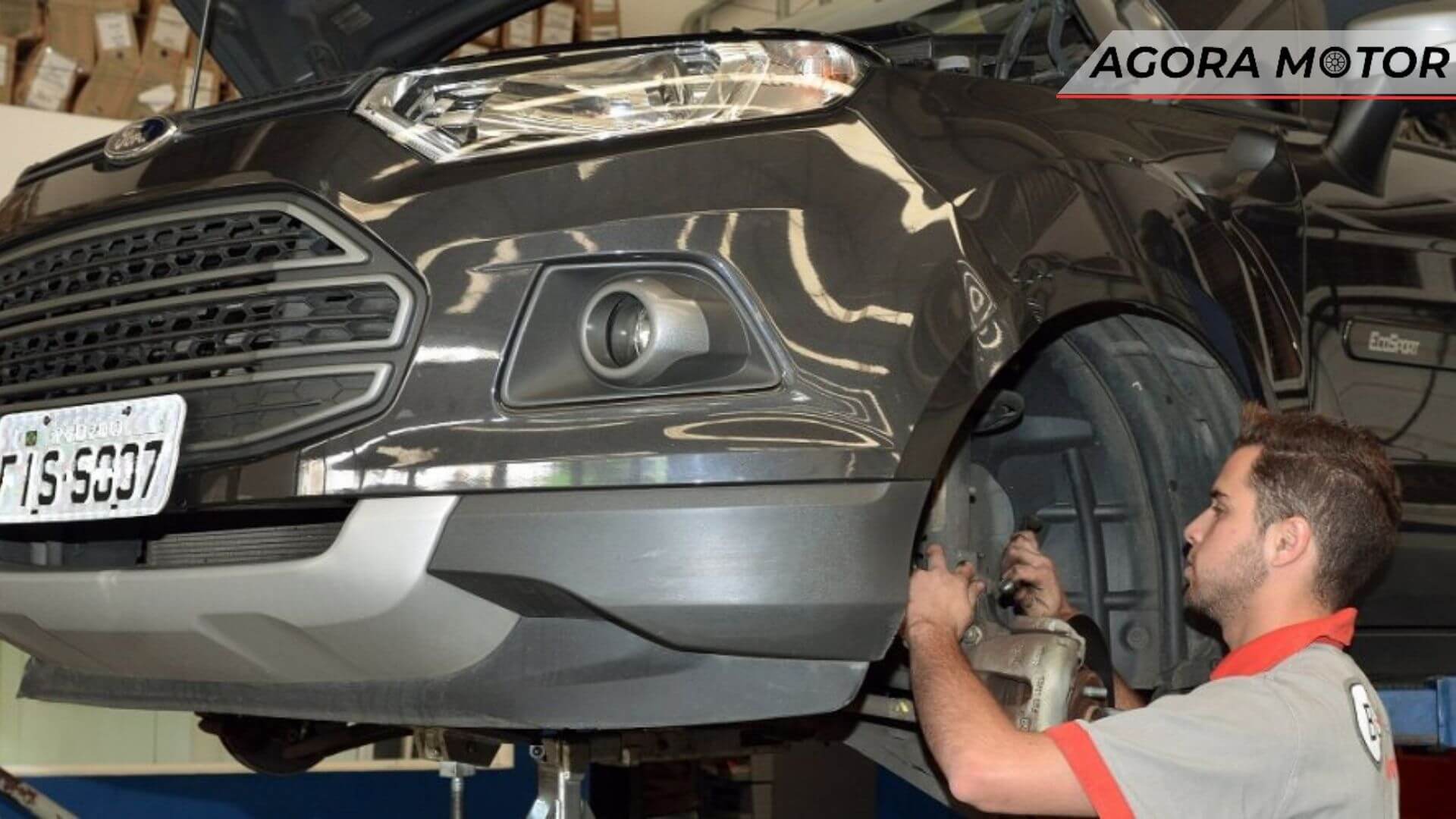 Foto de um modelo da Ford que esta sendo arrumado. Detonando