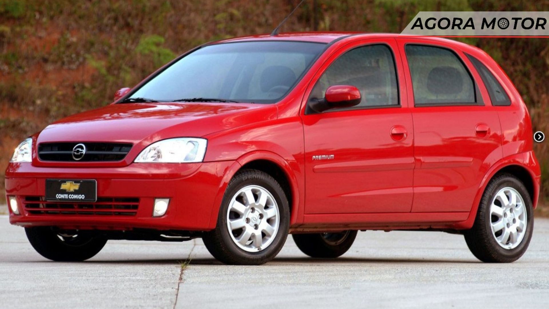 Chevrolet Corsa vermelho.