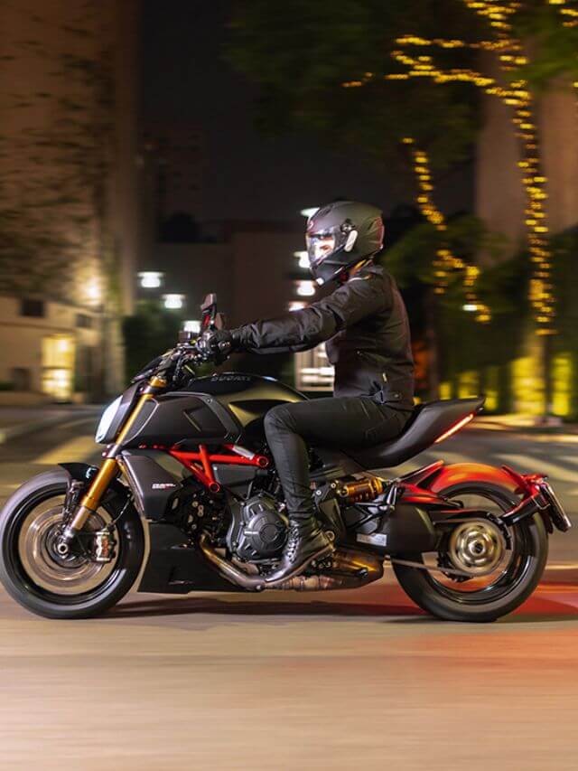 Diavel S 2023 na rua.