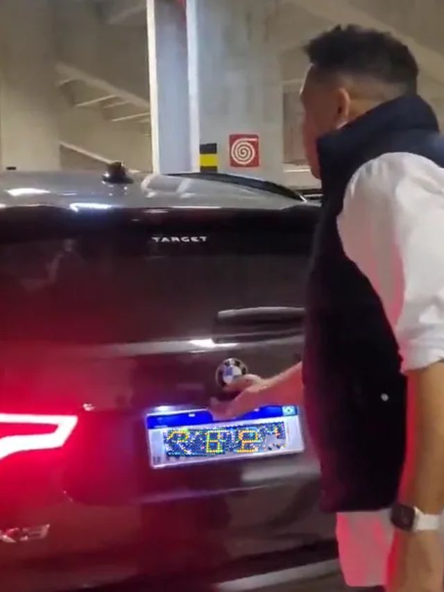 Ronaldo tirando alguém do porta-malas.