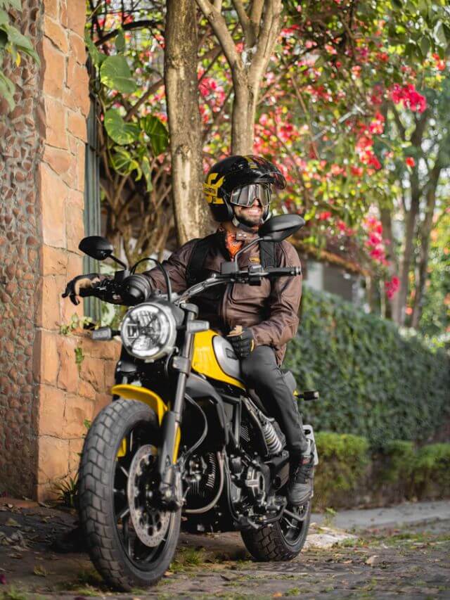 Scrambler Icon 2023 de frente.