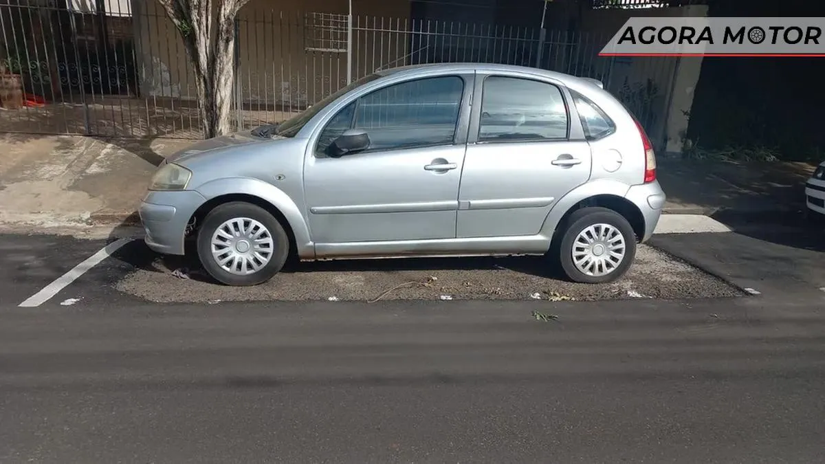 Citroën C3 abandonado na rua faz com que prefeitura asfalte apenas o seu entorno Citroën C3 abandonado na rua faz com que prefeitura asfalte apenas o seu entorno