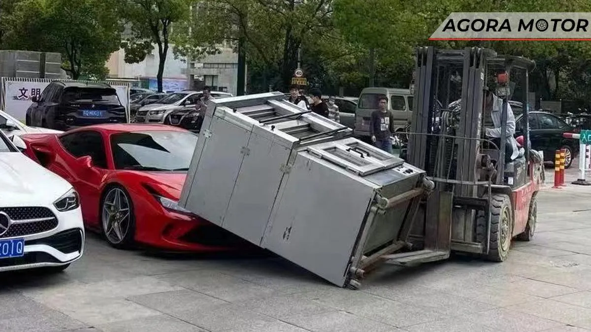 Ferrari F8 Tributo é atingida por um forno: veja imagens do acidente