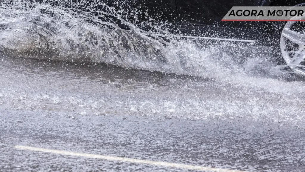 Molhar pedestre em dias de chuva pode dar multa?