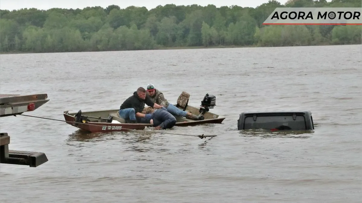 Mulher sobrevive por horas dentro de Jeep Wrangler submerso em lago Mulher sobrevive por horas dentro de Jeep Wrangler submerso em lago