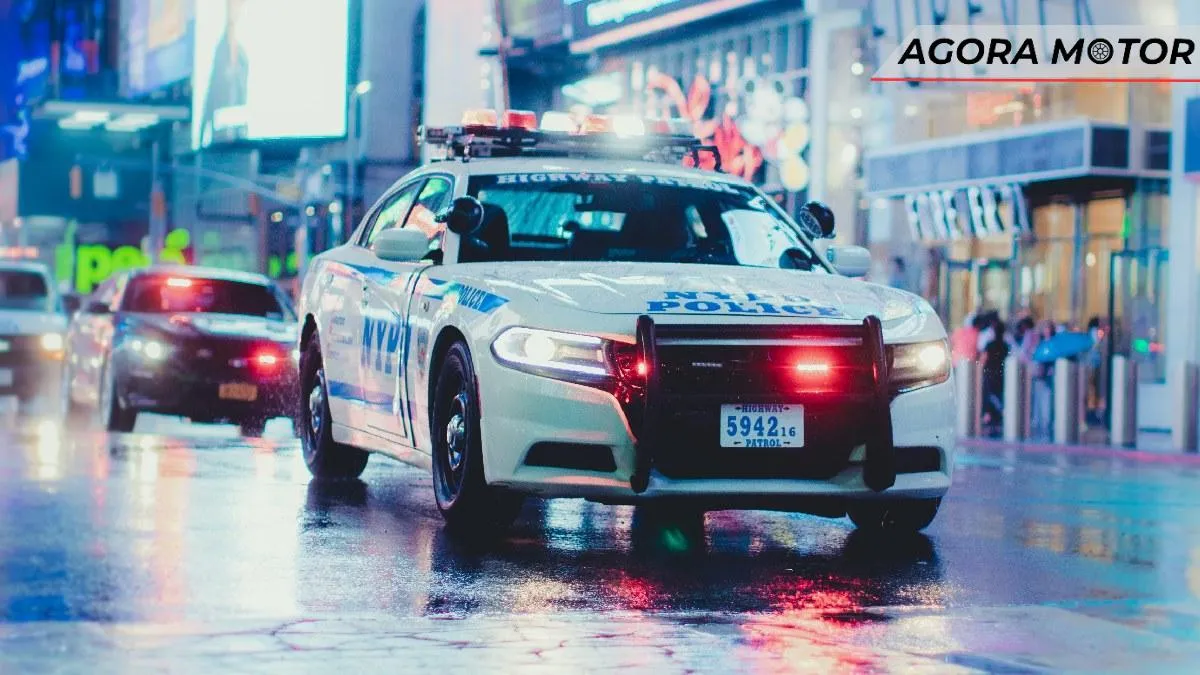 Por que os carros da polícia ficam ligados em marcha lenta por longos períodos? Por que os carros da polícia ficam ligados em marcha lenta por longos períodos?