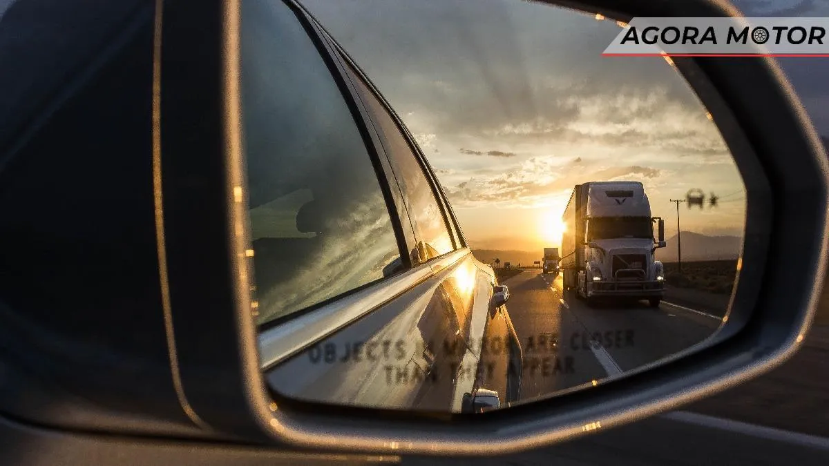 Por que os objetos em um espelho retrovisor estão mais próximos do que eles aparecem?