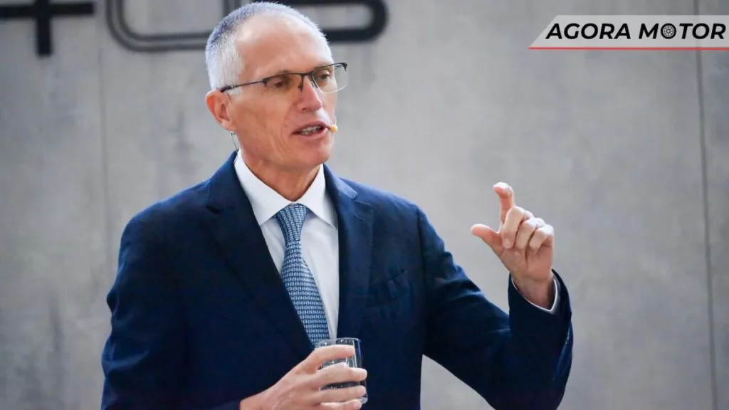 CEO da Stellantis afirma que proibição de motores de combustão é precipitada (e prejudicial pro meio ambiente) CEO da Stellantis afirma que proibição de motores de combustão é precipitada (e prejudicial pro meio ambiente)