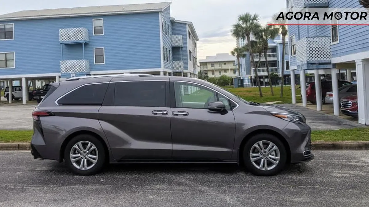 Toyota Sienna Platinum AWD 2023: empurre, puxe ou chute e a porta vai abrir Toyota Sienna Platinum AWD 2023: empurre, puxe ou chute e a porta vai abrir