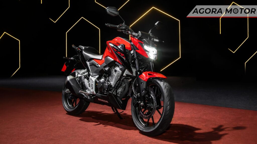 CB 300F Twister vermelha.