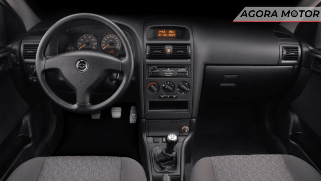 Interior do Chevrolet Astra.