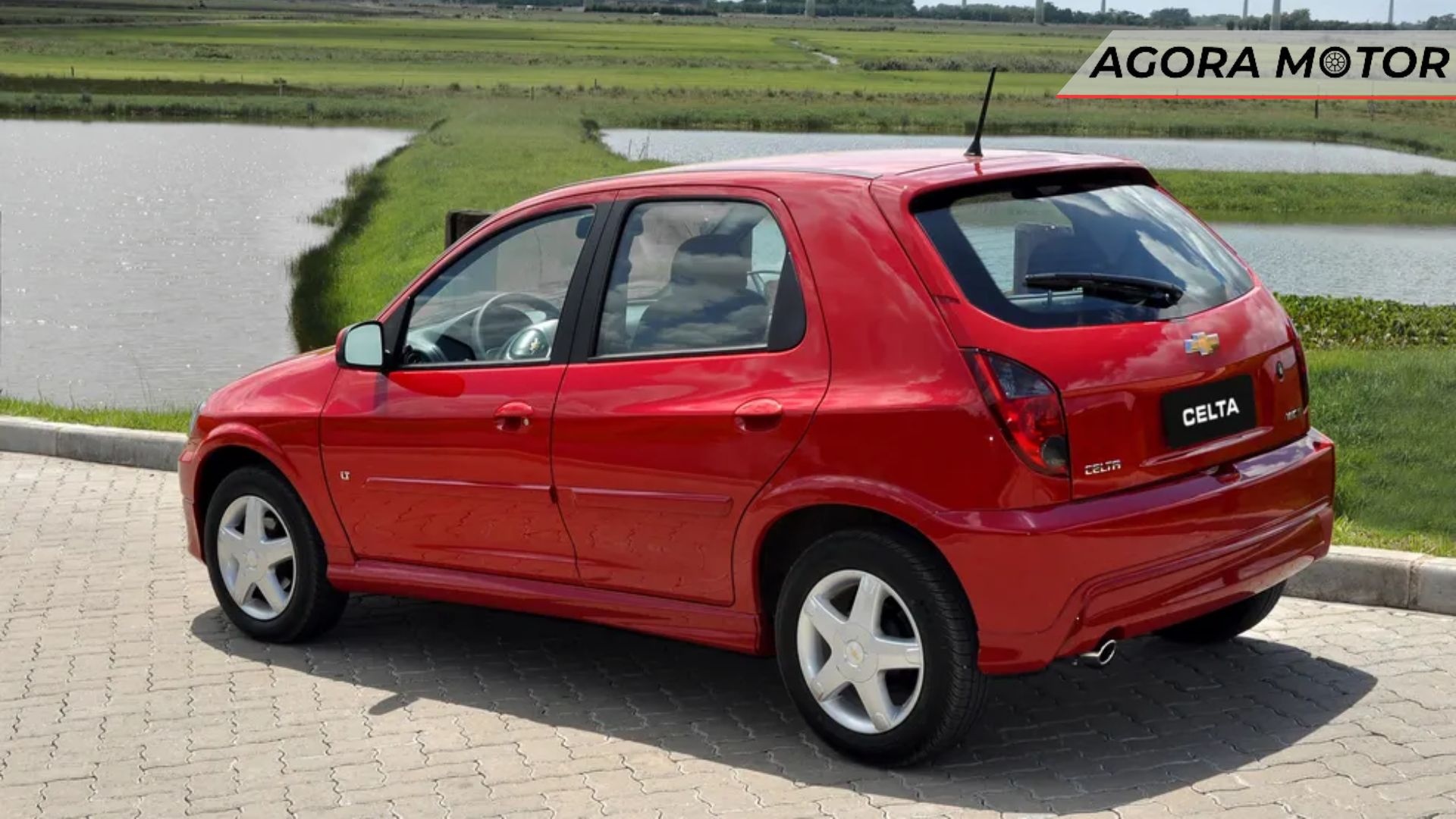 Traseira do Celta na cor vermelha.