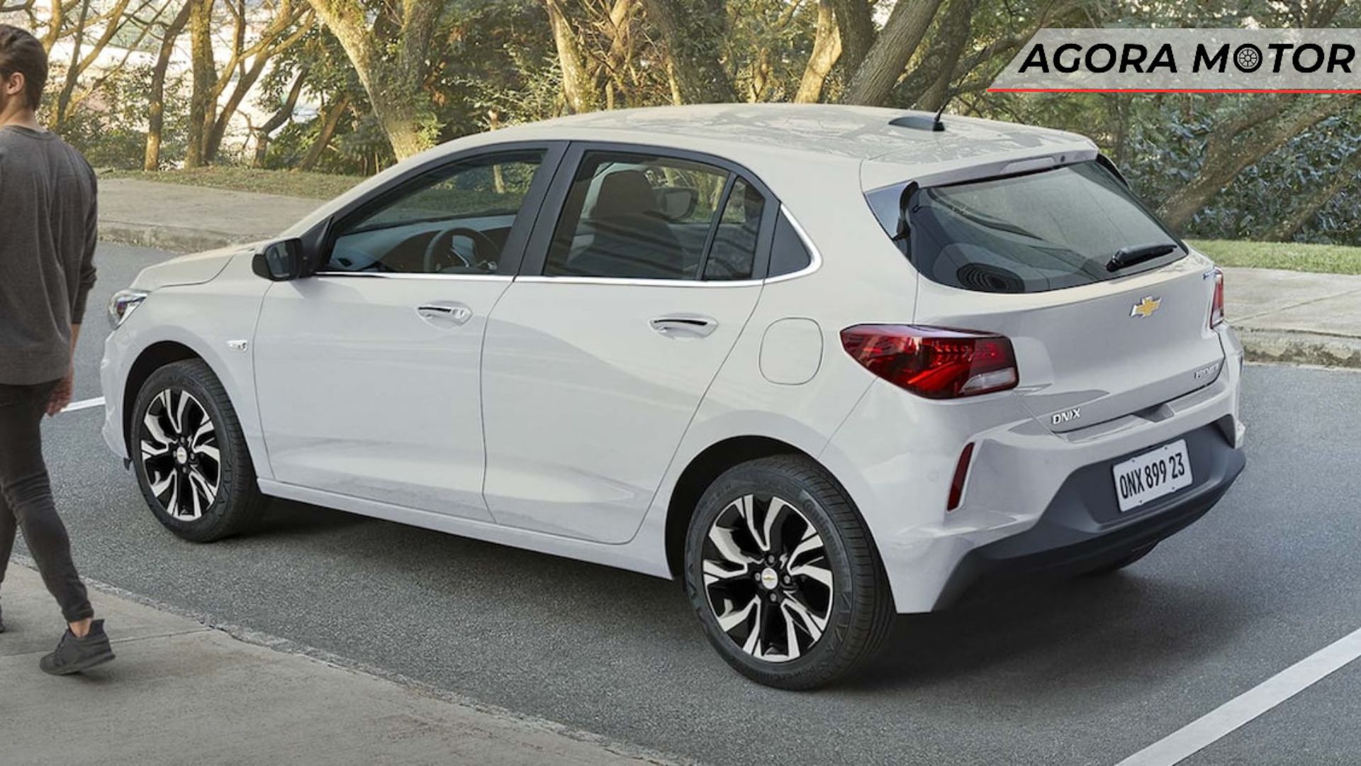 Traseira do Onix, na cor branca.