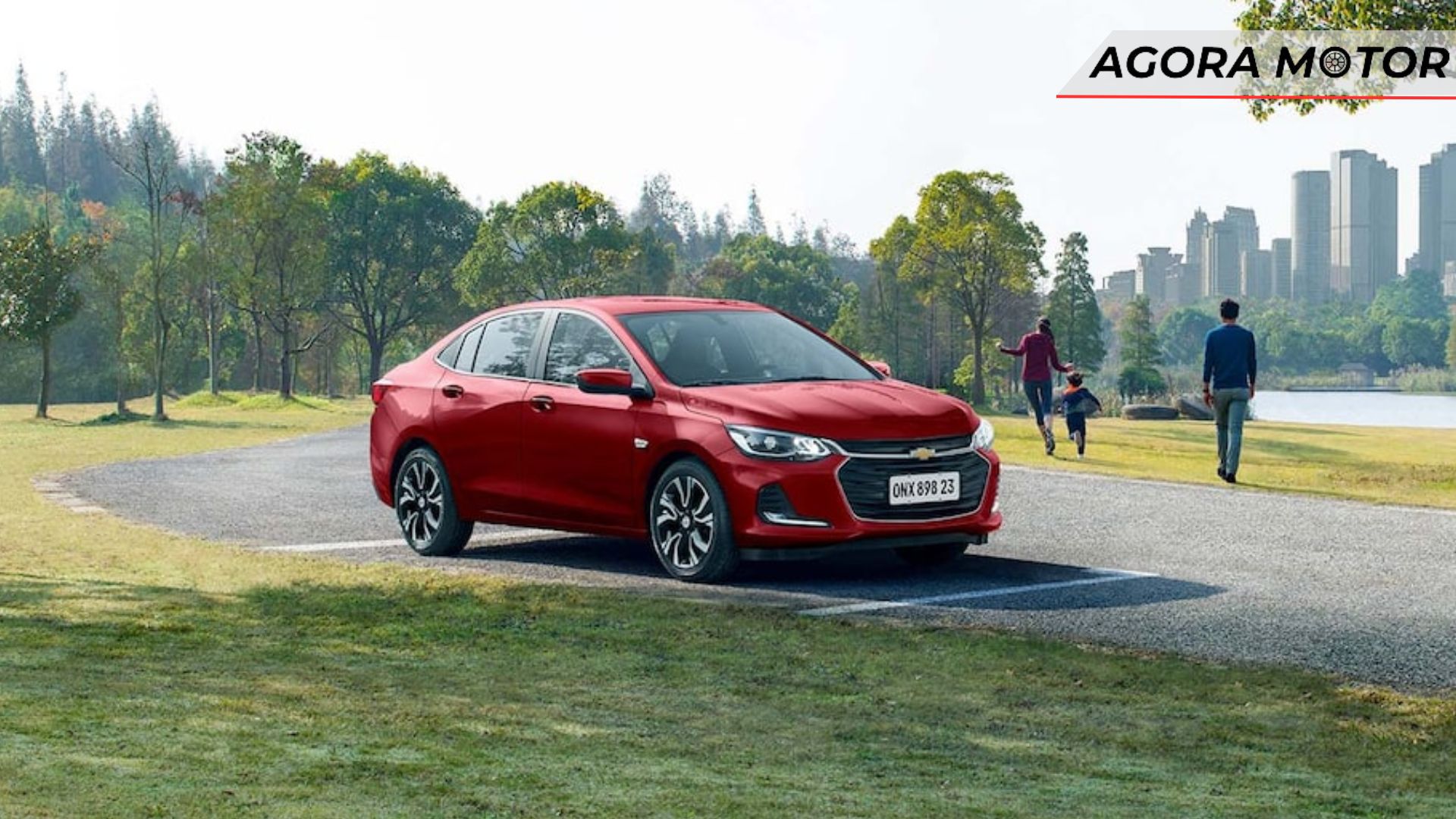 Onix Plus 2024 na cor vermelha, de frente.