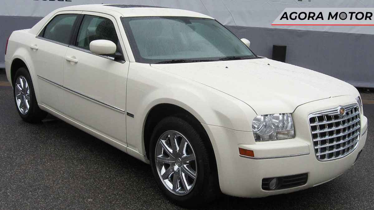 Chrysler 300, supostamente elétrico, é mostrado para revendedores!