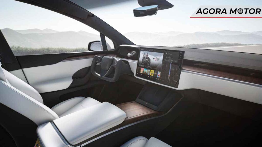 Como é o interior desse SUV elétrico Model X Plaid?