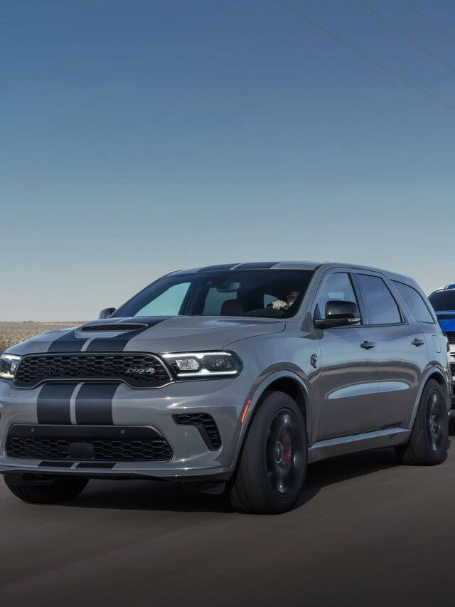 Durango puxando um Dodge.