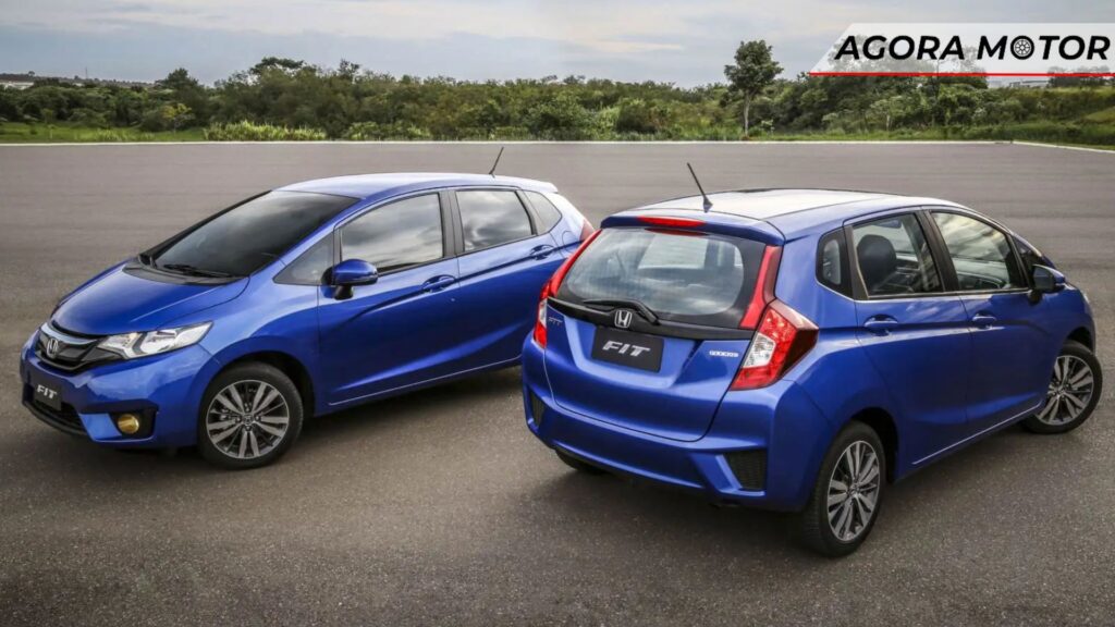 Frente e trás de um Honda Fit azul.