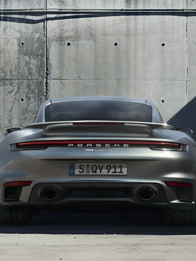 Traseira de um Porsche 911.