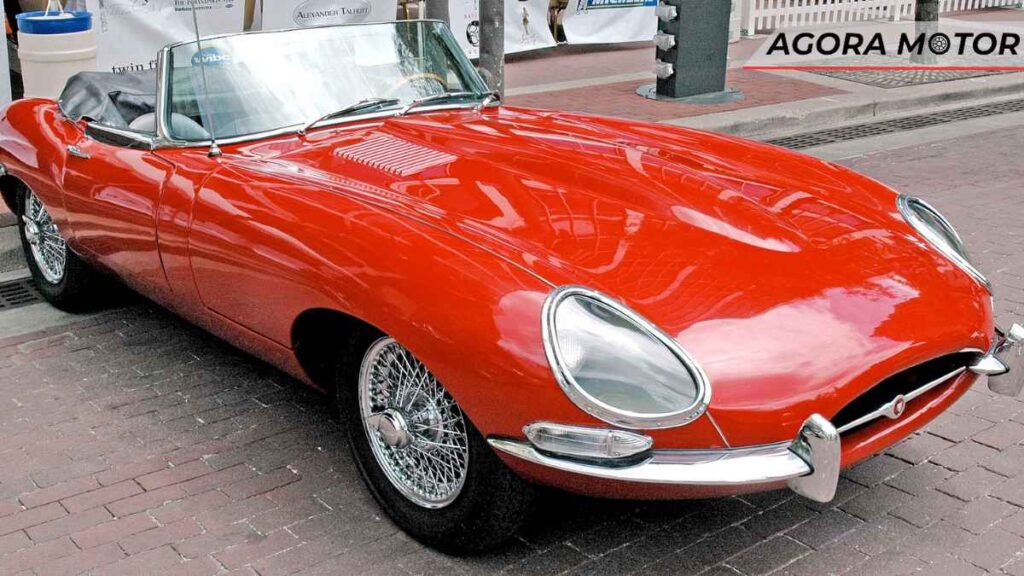 O carro esportivo clássico mais sexy que já escapou da Inglaterra. O Jaguar E-Type não era apenas lindo de morrer, mas considerado por muitos como tendo a silhueta perfeita. De todos os ângulos, o Jaguar E-Type é cativante de se olhar, e em movimento é ainda melhor. Com seis cilindros em linha de 4,2 litros sob o capô, o E-Type produzia respeitosos 265 cv e levava o elegante carro esportivo a 100 km/h em 6,5 segundos. Adorado pelos ricos e famosos, o E-Type Jaguar tornou-se um carro dos sonhos para muitos fãs de carros clássicos e é um grande sucesso britânico.