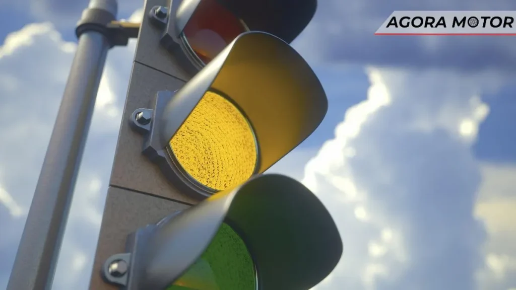 Avançar o sinal amarelo dá multa? Dúvida respondida!