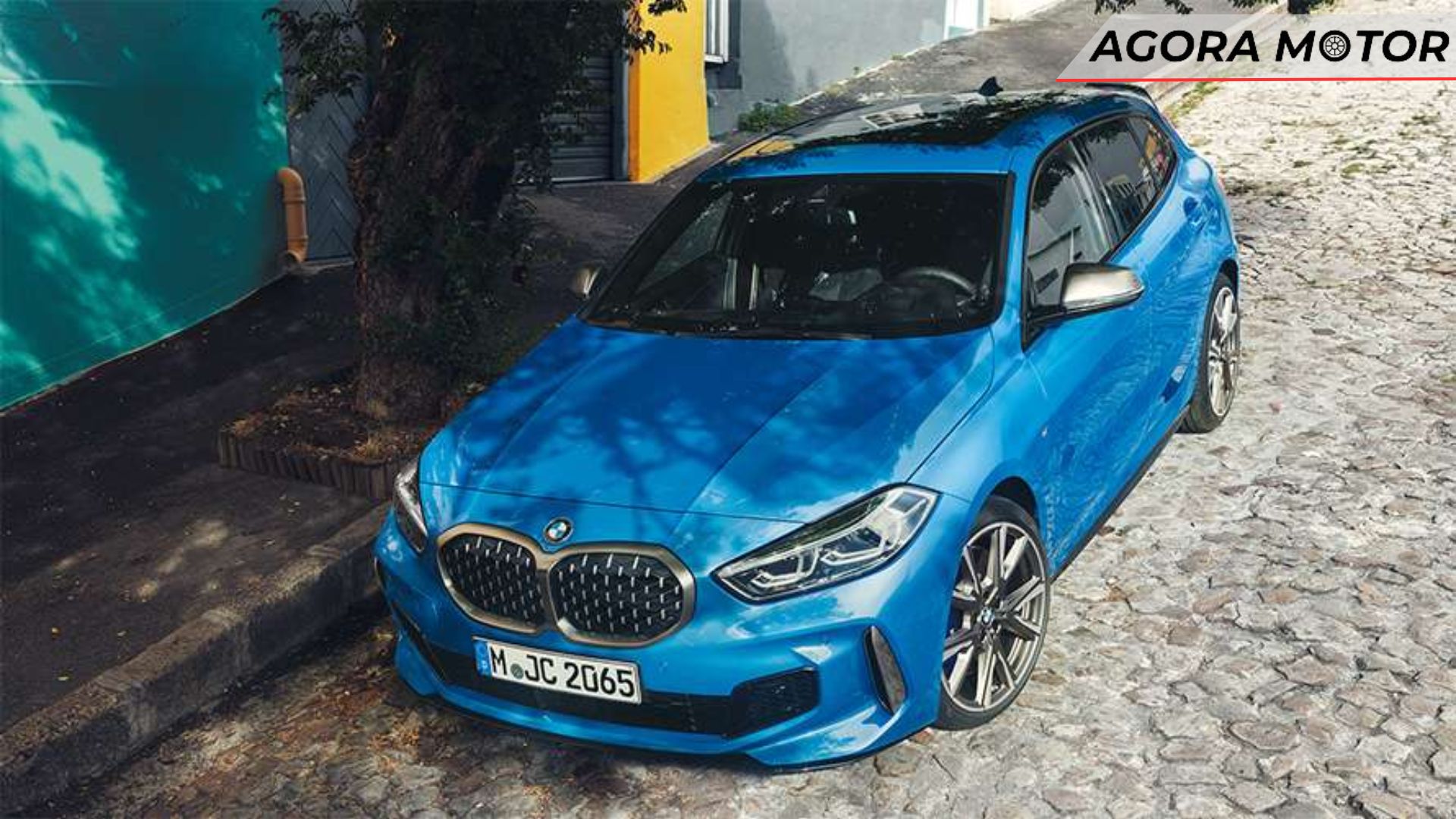 Foto panorâmica de uma 118i 2024 azul