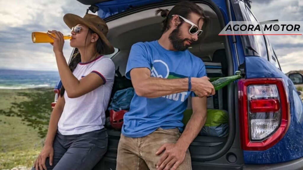 Pessoas abrindo uma cerveja no Ford Bronco