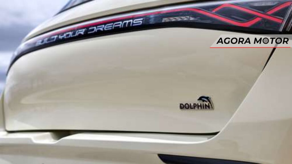 Foto da parte de trás de um BYD Dolphin 2024