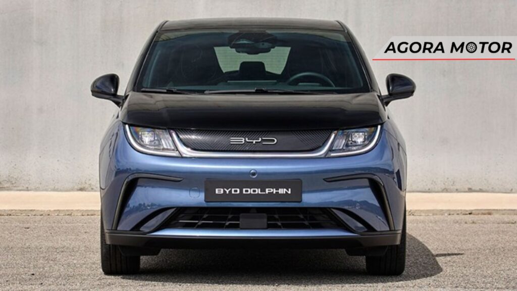 Foto de um BYD Dolphin com foco no logo