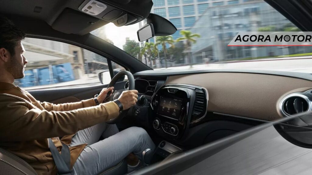 Pessoa dirigindo um Captur 2024