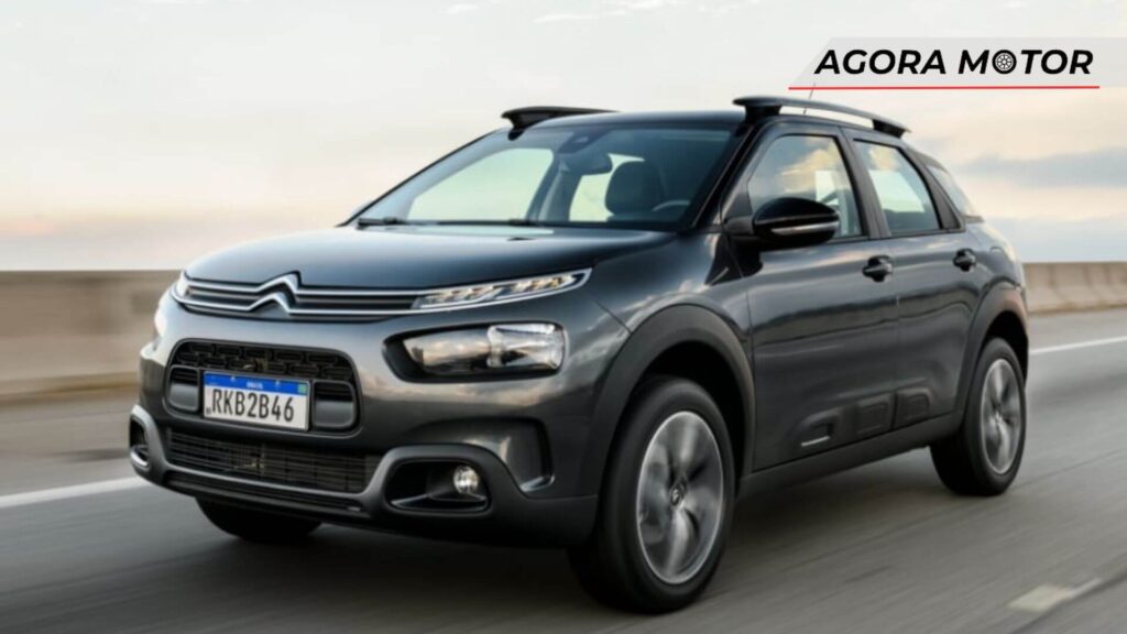 Foto de um Citroën C4 Cactus 2024 preto em movimento.