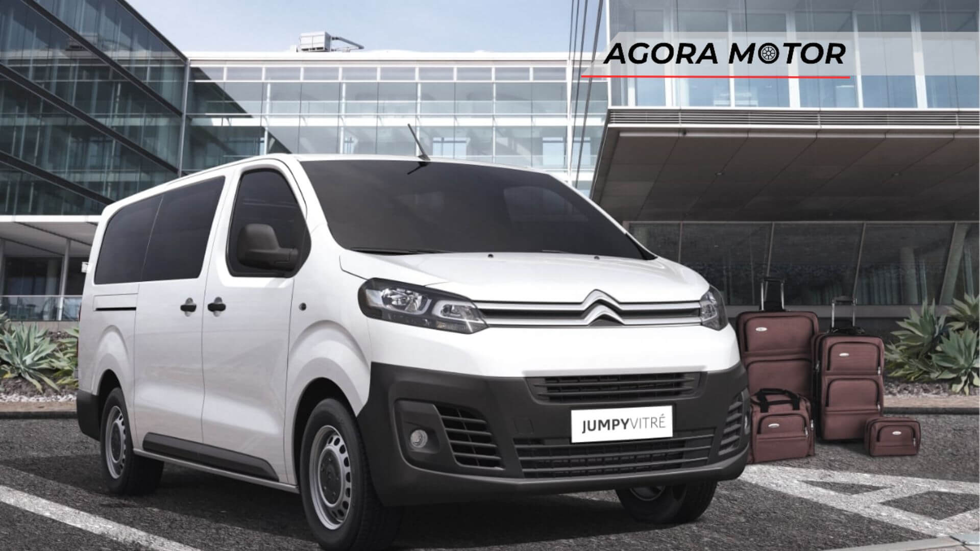 jumpy 2024 branco com destaque no logo.