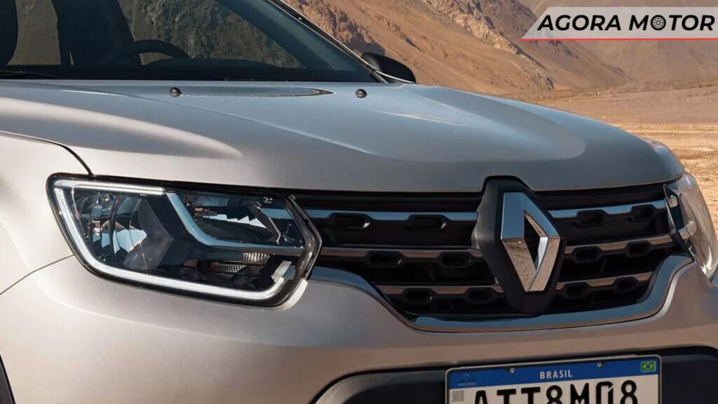 Parte frontal da Duster 2024 prata com foco no logo da Renault.