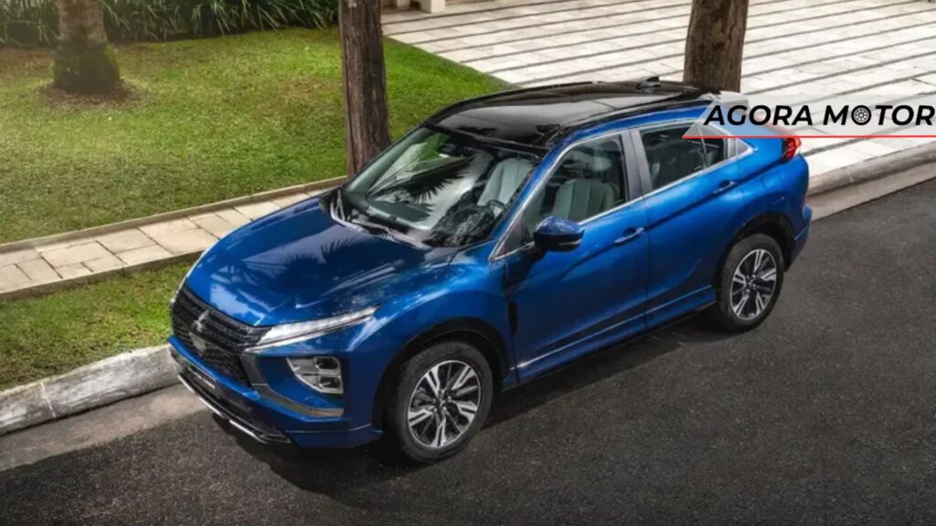 Eclipse Cross 2024 azul estacionado.