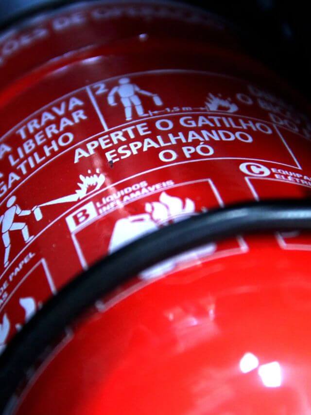 Extintor de incêndio.