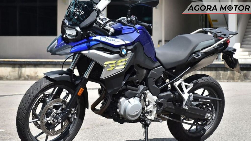 F 750 GS 2024 azul estacionada