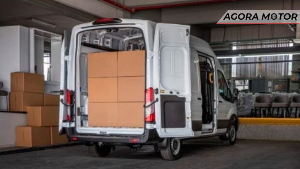 Van Transit com porta traseira aberta, carregada com caixas de papelão
