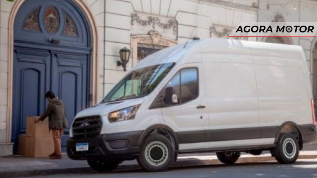 Ford Transit 2024 estacionada